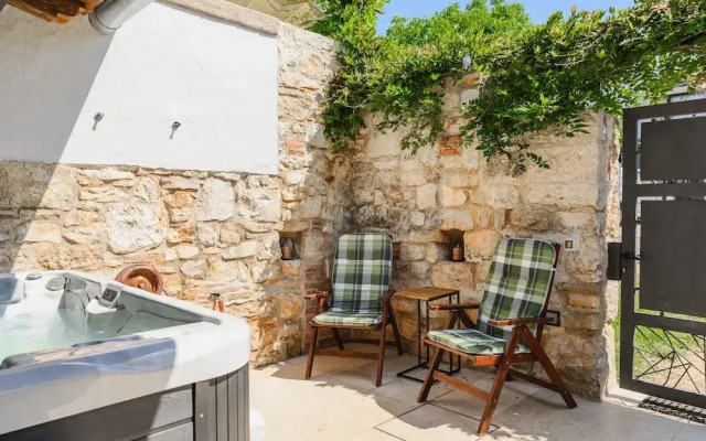 Warm Holiday Home With Terrace