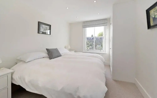Spacious 4 Bed House, Battersea