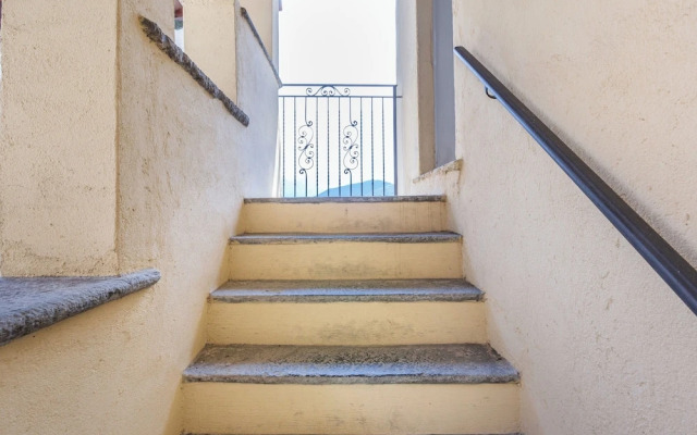 Lake View Terrace Apartment by Rent all Como