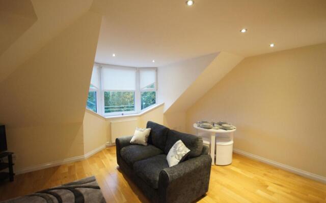 Modern, Cosy Apartment In Bearsden with Private Parking