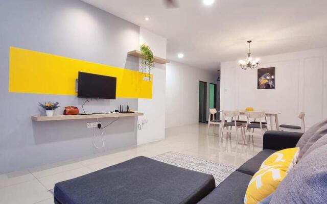 HOMESTAY @ COMFY CONDO with Waterpark, Pool, Playground & Gym