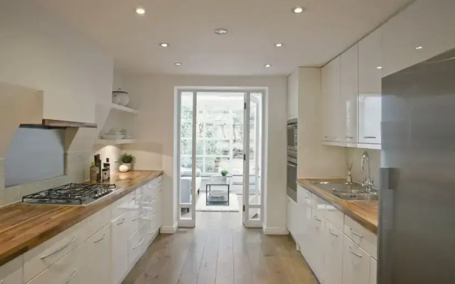 Lovely 5-bed House in London