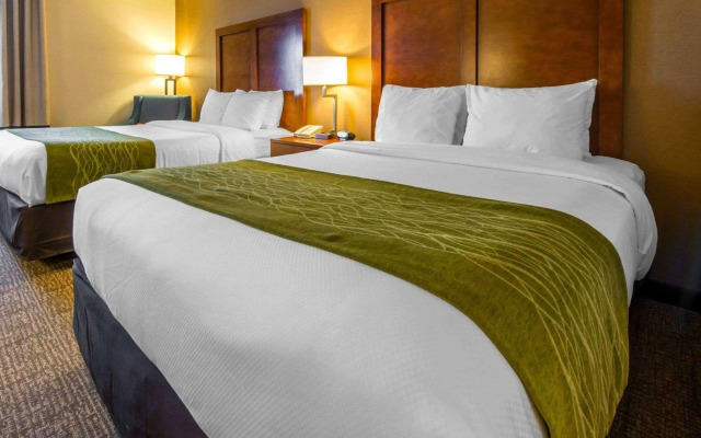 Comfort Inn & Suites Erie - Splash Harbor Indoor Waterpark