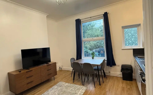 Modern Central Croydon Retreat