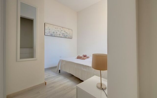 Chic 2BR Apartment, Ideal Location