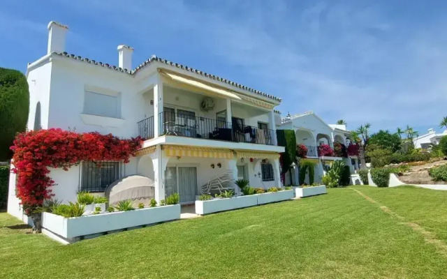 Refurbished 2-Bed Apartment in El Paraiso Alto