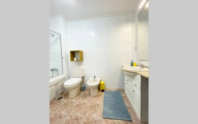 Yellow House Aveiro Free Netflix and garage