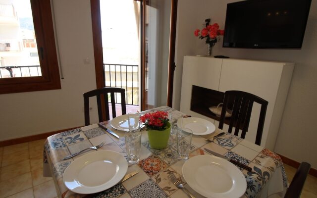 Cozy apartment on the sandy Nova beach in Roses, Spain