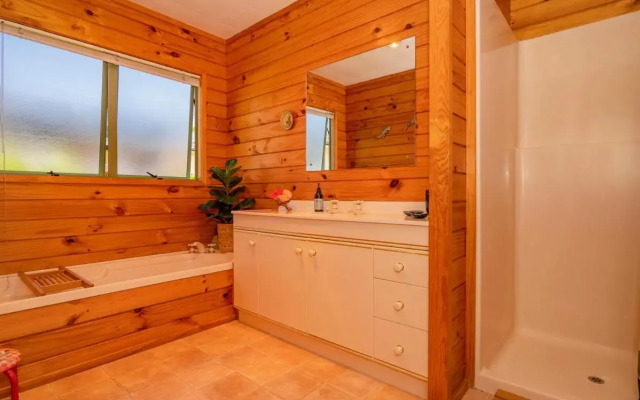 Picturesque on Paku - Tairua Holiday Home
