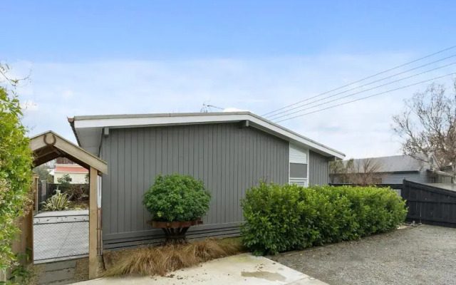 The Walnut Tree House - Martinborough Holiday Home