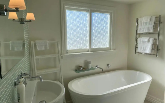 Private Luxurious Studio w Outdoor Living & Views!