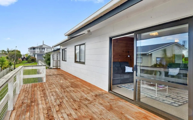 Jade Parrot - Snells Beach Holiday Home