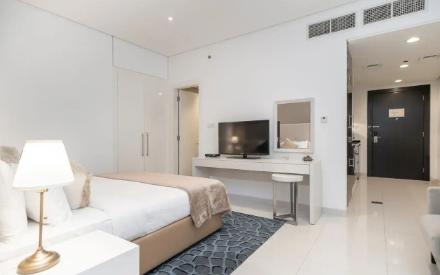 Elegant Studio w/work space and views DAMAC