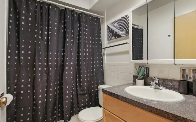 Prime 2BR Chicago Apartment