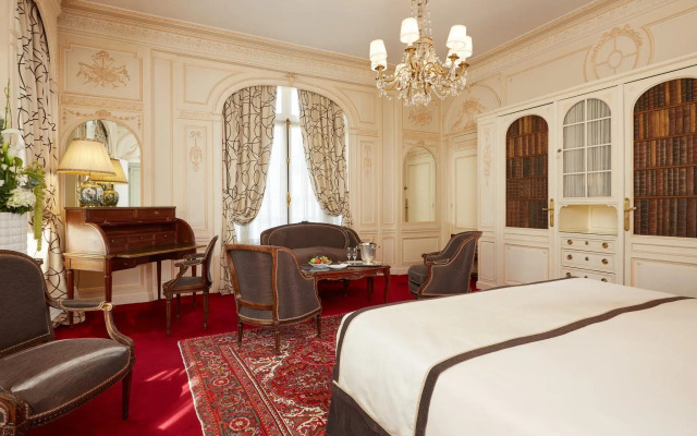 Hotel Raphael
