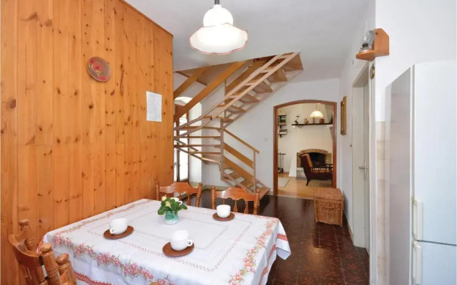 Three-Bedroom Apartment with a Fireplace in Stari Grad
