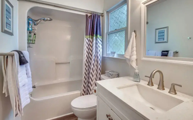 Seneca Escape w/ Screened Patio: Near Lakes!