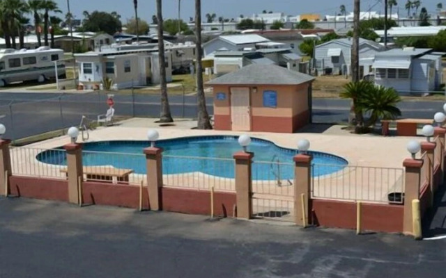 Deluxe Inn and Suites Weslaco