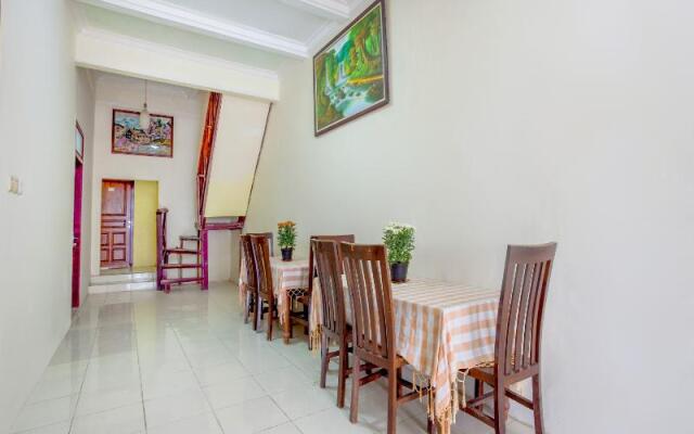 Oyo 3004 Penginapan Bromo Adi