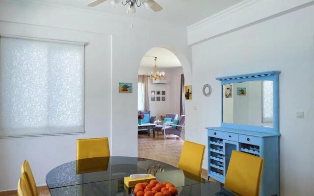 Coral Bay Villa .5 bedrooms.1 minute walk to the beach