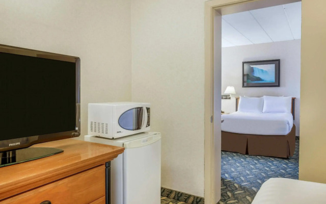 Travelodge by Wyndham Niagara Falls at the Falls