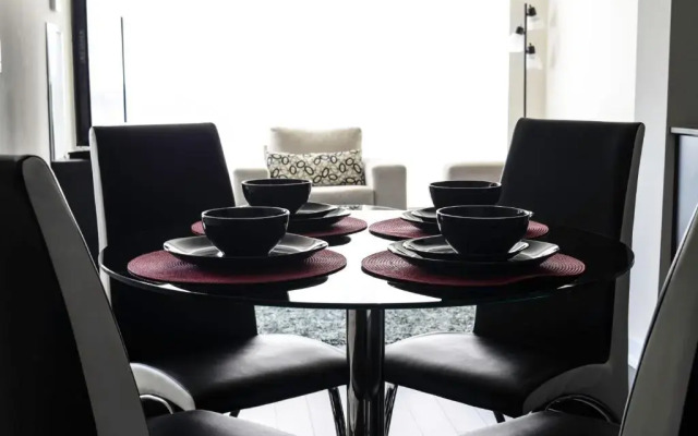 Royal Stays Furnished Apartments - Missisauga City Centre