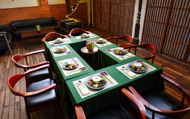 Yushili Hotel & Restaurant