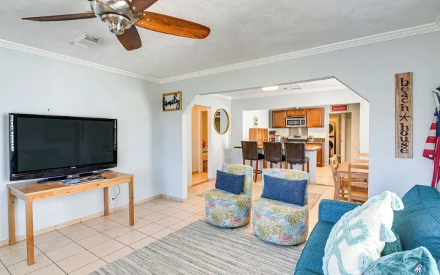 Convenient Galveston Home < 1 Mi to Beach!