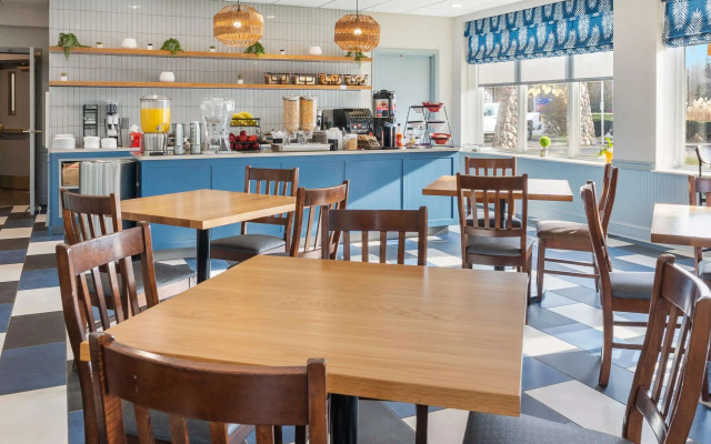 Cherry Tree Inn & Suites