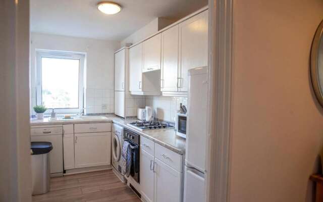 Charming 2-bed Apartment Free Parking in Wimbledon