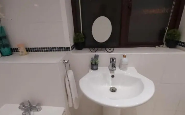Lovely 3-bed House in Luton