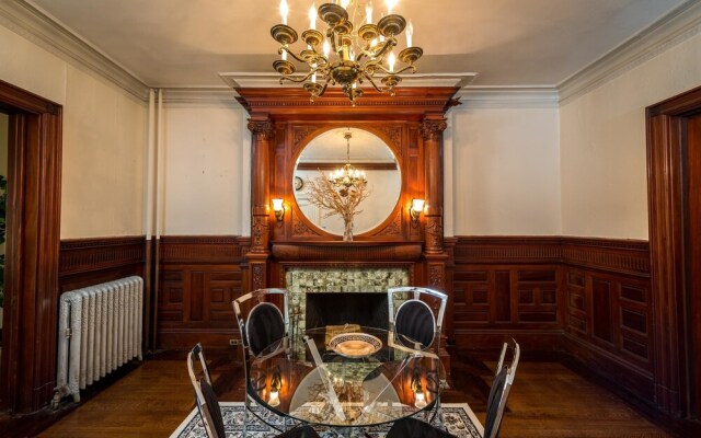 Stylish Brownstone Back Bay Apartments