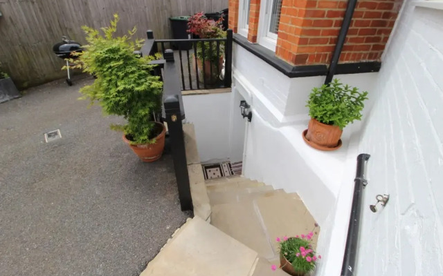 Beautiful Cosy 1 Bedroom Basement Apartment