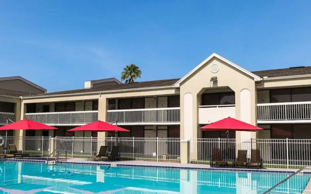 Entire Studio With Free Shuttle to Disney