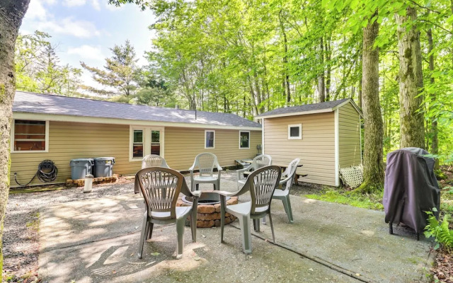 Walk to Beaches: Tree-lined Pocono Lake Retreat!