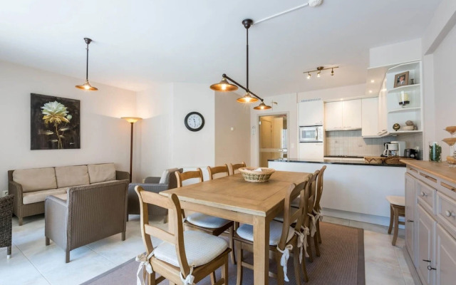 Apartment Near Seawall With sea View