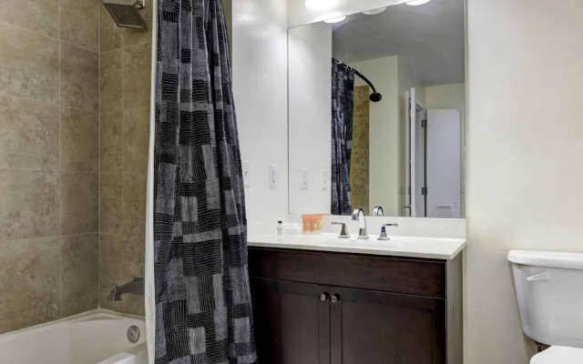 Pelicanstay near Holland Tunnel