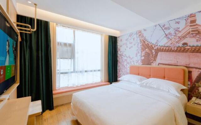 LUCK 7 Hotel (Yellow Crane Tower Shouyi Road Subway Station)