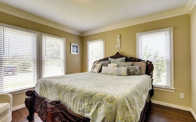 Galveston Getaway w/ Hot Tub & Fenced-in Yard!