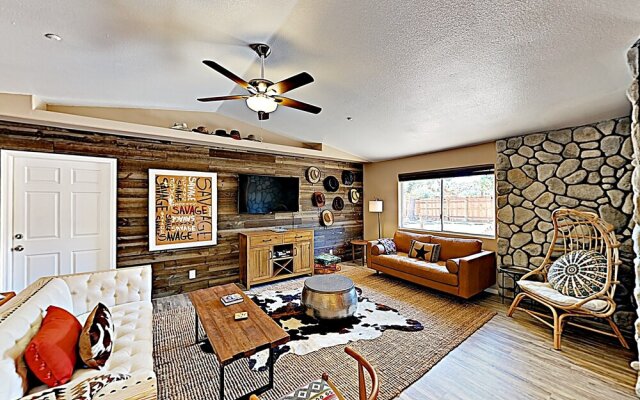 Rawhide Ranch - Walk To Pappy And Harriet's With Hot Tub! 3 Bedroom Home by Redawning