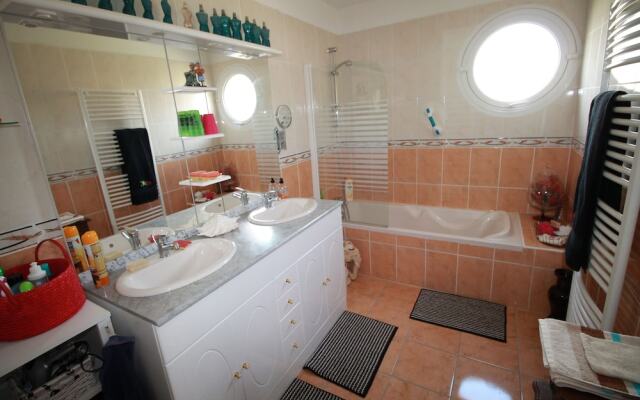 Chambres dans Villa avec Piscine