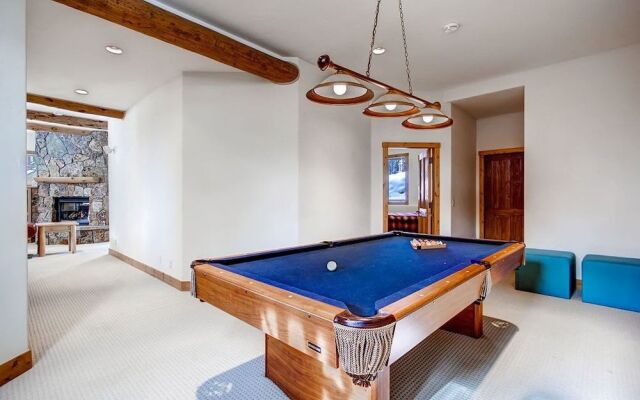 Dunkin Hill Lodge 5 Bedroom Home by RedAwning