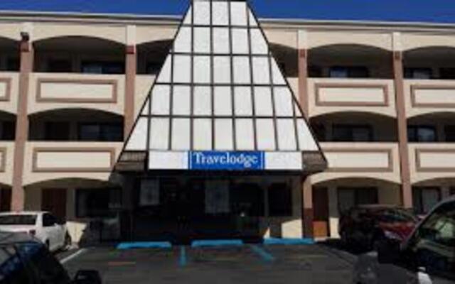 Travelodge by Wyndham Manhasset