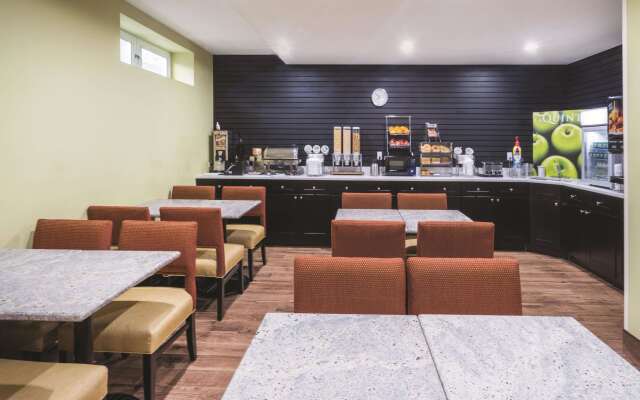 La Quinta Inn & Suites by Wyndham Brooklyn Central