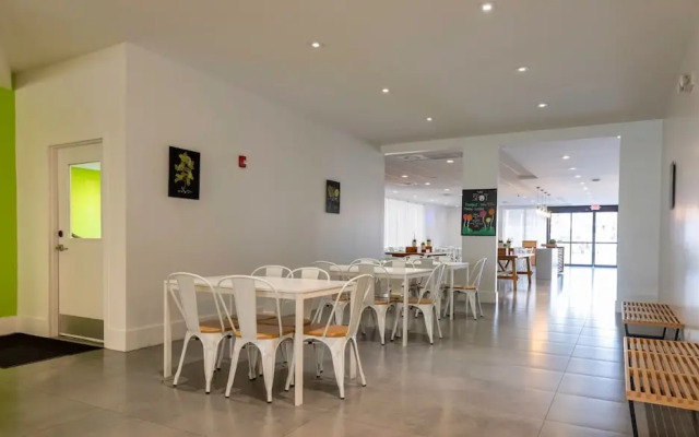 Entire Studio With Free Shuttle to Disney