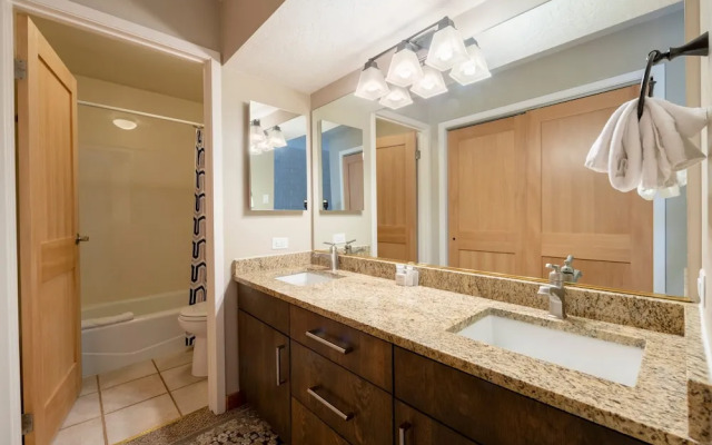 Steps to Ski Trails! Stay at Park Avenue 256 w/ Hot Tub & Pool