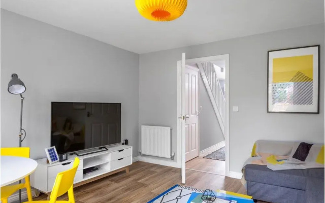 Deco Spacious Townhouse