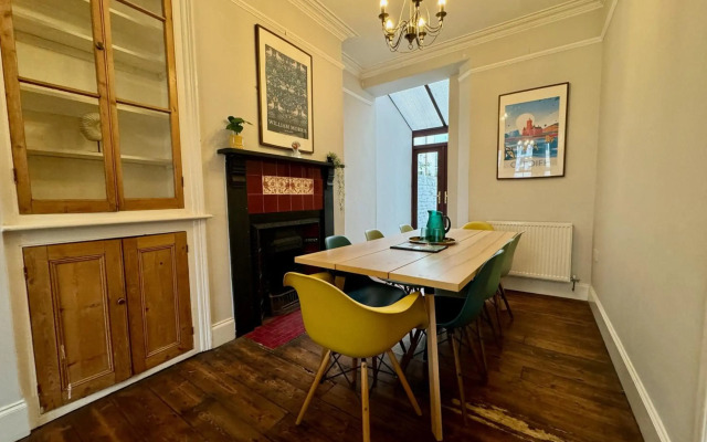 Large CityCentre Townhouse & Pool Table with Offroad Parking