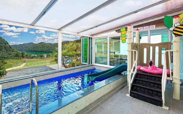 ello-el kids Pool Villa Pension