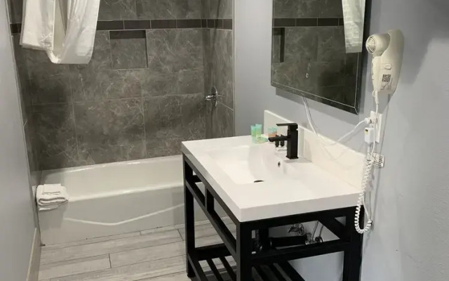 Willow Tree Inn  Suites